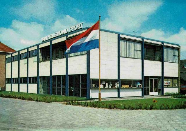 Johan+de+Wittstraat+nr+40+Van+Hellemond+Sport+de+school+waar+je+weer+jong+en+fit+van+wordt.+Uitg.+Jo